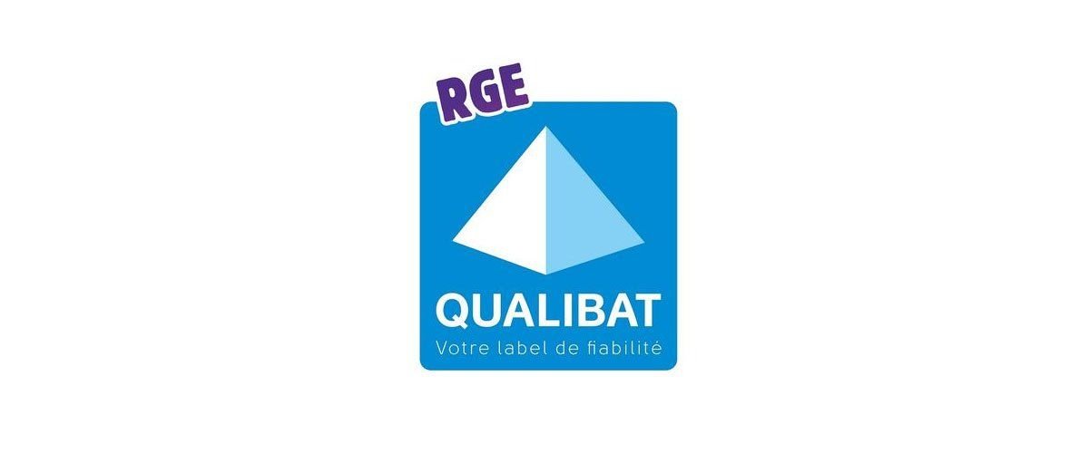 Un panneau bleu avec une pyramide blanche et le mot qualité dessus.